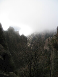 云雾缭绕的山间景致