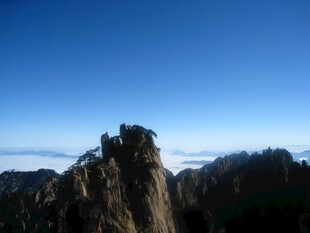 巍峨山峰映蓝天