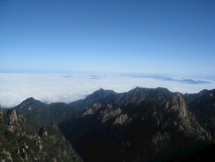 壮丽山景 蓝天白云相伴