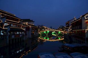 古街夜景 河道璀璨灯光秀