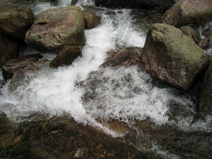 山间溪流穿石而过