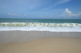 美丽海滩 海浪轻拍沙滩