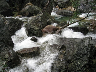 山间湍急溪流穿岩石
