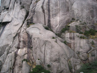 陡峭嶙峋的灰色岩石景观