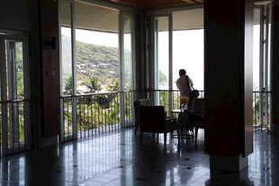 室内观景处的静谧时刻