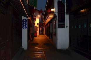 古巷夜色 静谧灯光映照