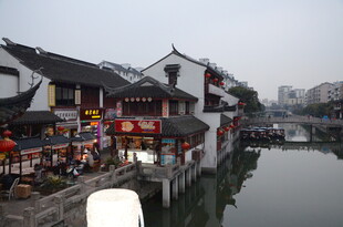 江南水乡古街临河景致