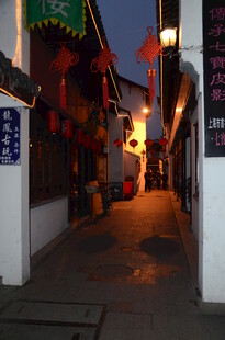 古巷夜色 灯笼映照的静谧