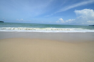 美丽海滩 海浪轻拍沙滩