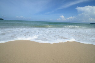 美丽沙滩与蔚蓝大海