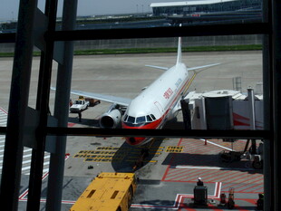 机场停机坪上的飞机景象