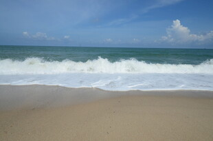 海边沙滩上的白色浪花