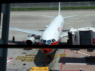 机场停靠的大型客机