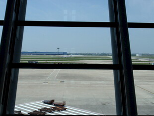 机场窗外的停机坪景象