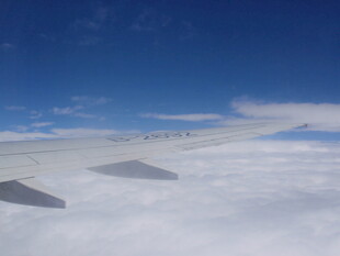 高空俯瞰机翼与云海