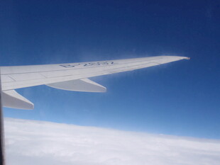 飞机机翼俯瞰蓝天白云
