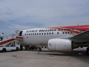 机场停靠的祥鹏航空飞机