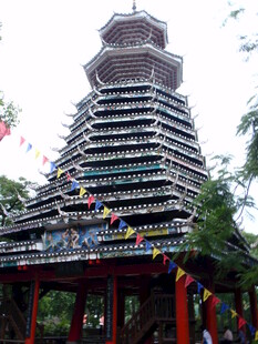 传统多层宝塔悬挂彩色经幡