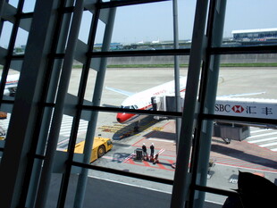 机场航站楼内窗外停机坪景