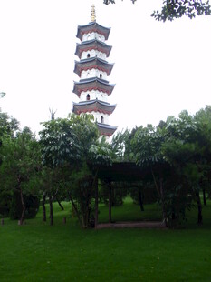 公园中的多层古塔景观