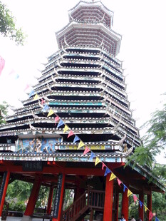 多层古塔挂彩旗