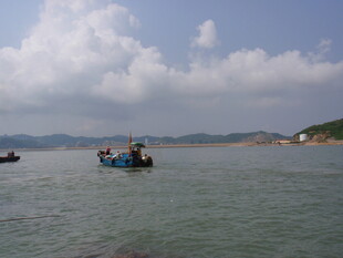 海上船只与远处山峦景象