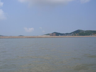 广阔水域与远处山峦景色