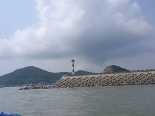 海边灯塔与远山景色