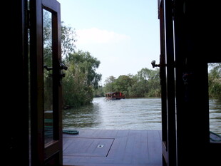 船中望外的河畔风光