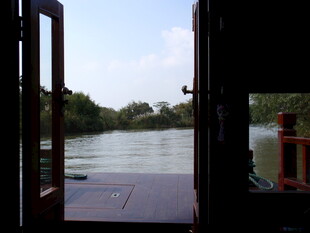 船中视角的开阔水域风光