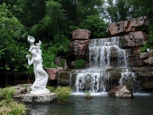 园林中的雕像与瀑布景观