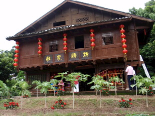 传统中式木屋 红灯笼点缀