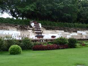 美丽园林景观中的精致台阶