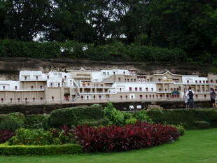 美丽园林景观中的建筑群落