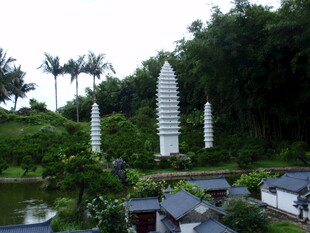 园林景观中的白色塔状建筑