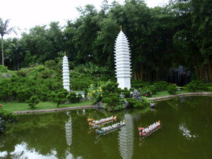 园林水景中的独特雕塑景观