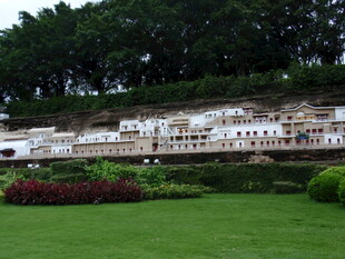 山坡上的白色建筑群落