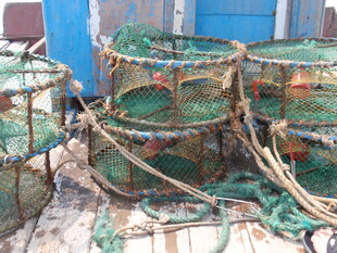 海边堆放的多彩渔网渔具