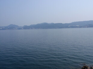 宁静湖面与远处山峦