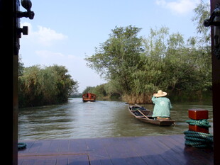 水乡河道中的悠然小船
