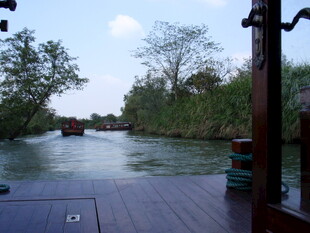 河上泛舟景色宜人