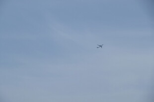 天空中飞翔的飞机