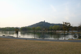 湖畔远山风景图