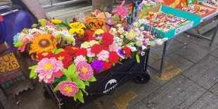 街头缤纷多彩的鲜花摊位