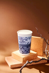 青花瓷杯置于古朴木台上