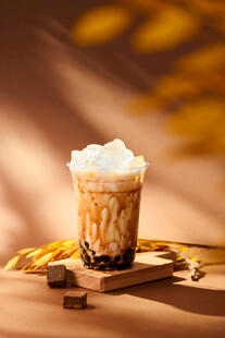 美味珍珠奶茶配香浓奶盖