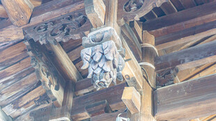 古老木屋上的装饰