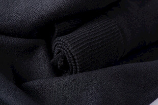 黑色裤袜腰部卷起细节特写