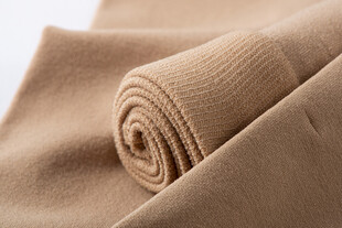 米色裤袜腰部卷