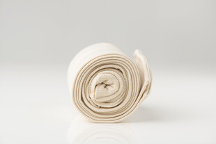 卷起来的米色弹力袜